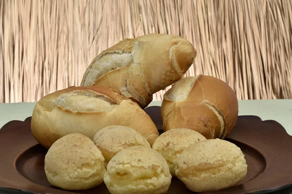Французький хліб і сир хліб на тарілку з червоним фоном — стокове фото