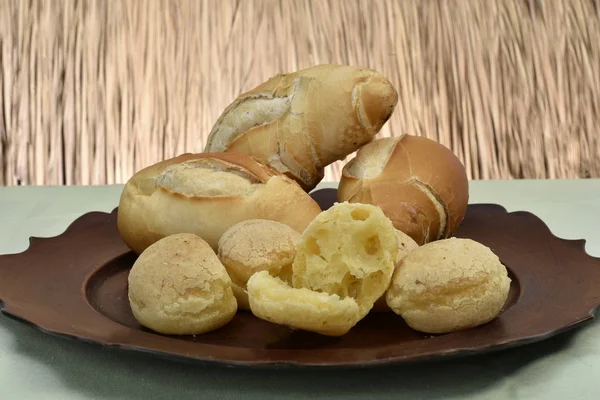 Французький хліб і сир хліб на тарілку з червоним фоном — стокове фото