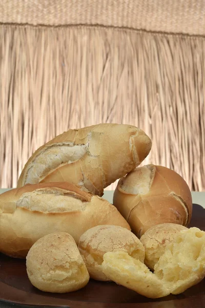 法国面包和奶酪面包在盘子与红色背景 — 图库照片