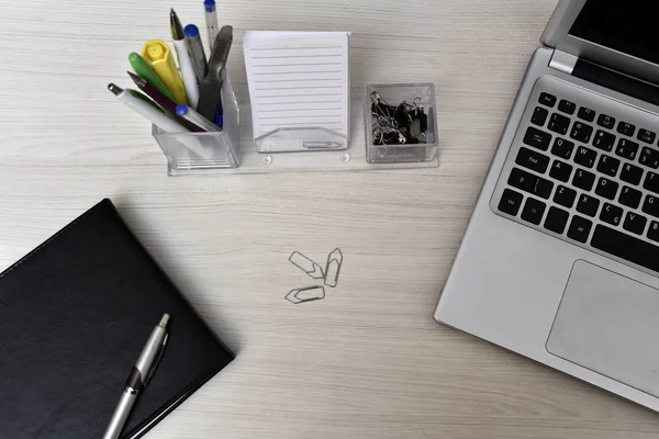 Agenda met niet boeken en bureau spullen op tafel.. — Stockfoto