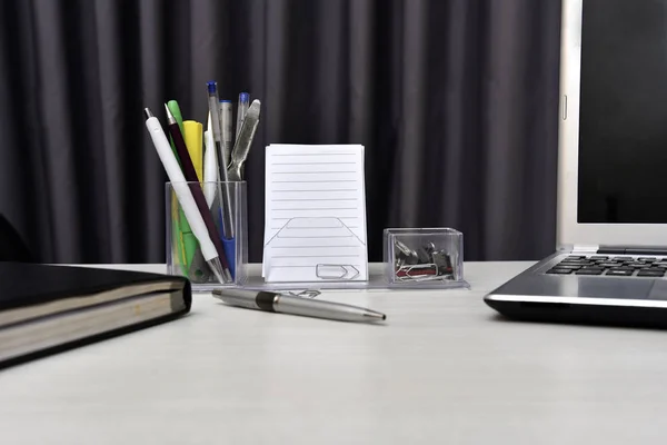 Agenda com não livro e material de mesa na mesa — Fotografia de Stock