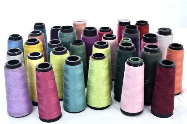 Carretes de hilo de coser de colores sobre fondo blanco —  Fotos de Stock