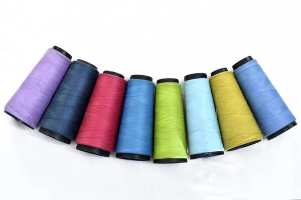 Bobine di filo colorato per cucire su sfondo bianco — Foto Stock