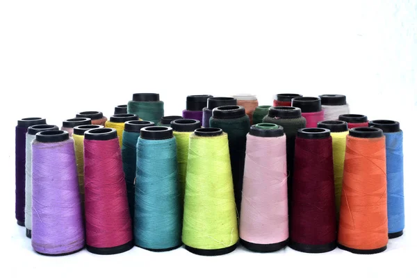 Carretes de hilo de coser de colores sobre fondo blanco —  Fotos de Stock