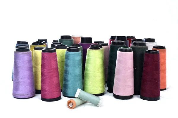 Bobine di filo colorato per cucire su sfondo bianco — Foto Stock