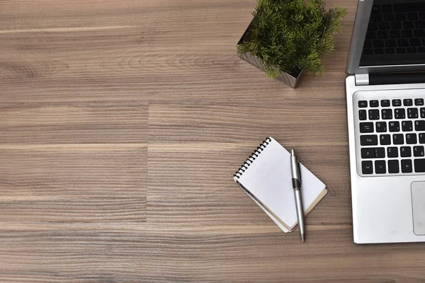 Niet boeken met Calculator en Kladblok op de tafel — Stockfoto