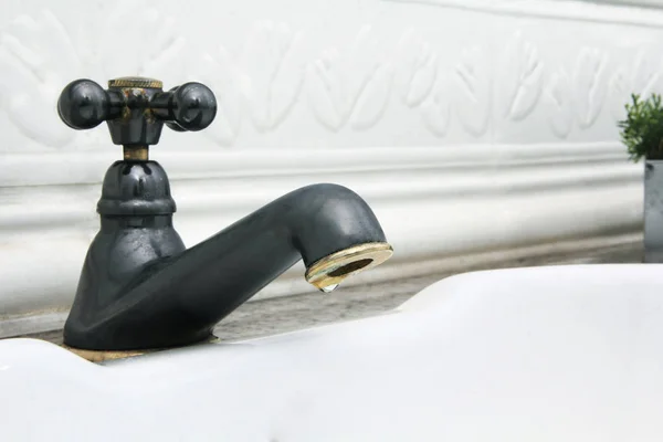 Faucet coming out water in the white sink — Stock Photo, Image