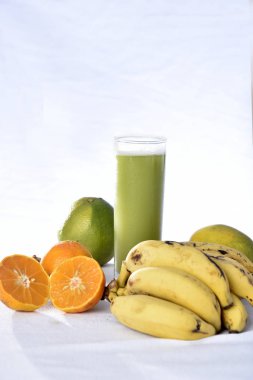 Beyaz arka planda doğal meyveli meyve suyu