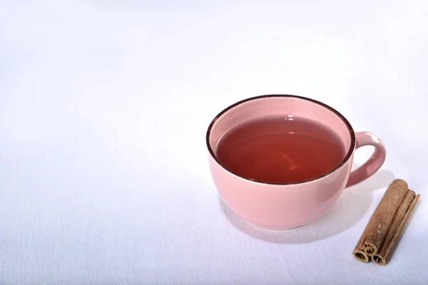Chá de canela natural e cravo no fundo branco — Fotografia de Stock