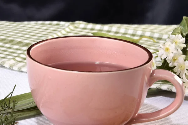 Thé à la cannelle naturel et clou de girofle sur fond blanc — Photo
