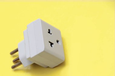 Sarı arka plan üzerinde Brezilya soket adaptörü