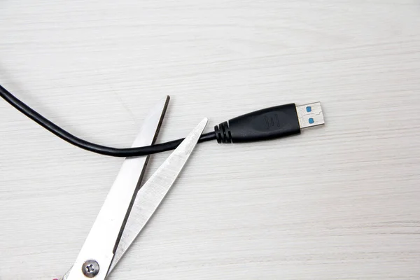 Tesura skär USB-kabel på vit bakgrund — Stockfoto