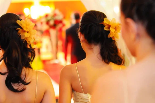 Damas de honor caminando en el día de la boda — Foto de Stock
