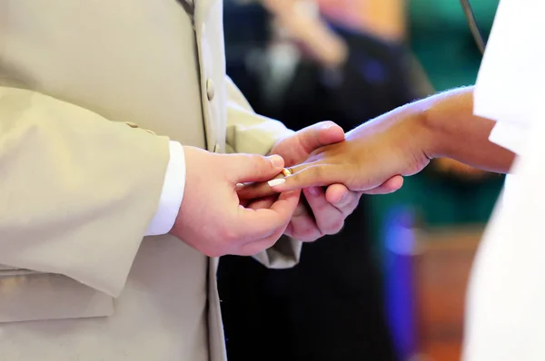 Pareja de boda intercambio de anillo de boda — Foto de Stock