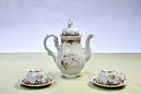 Utensílios de mesa de chá antigo no fundo branco — Fotografia de Stock