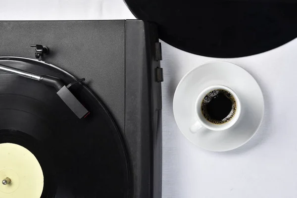 Gammal vinylskiva med kaffe — Stockfoto