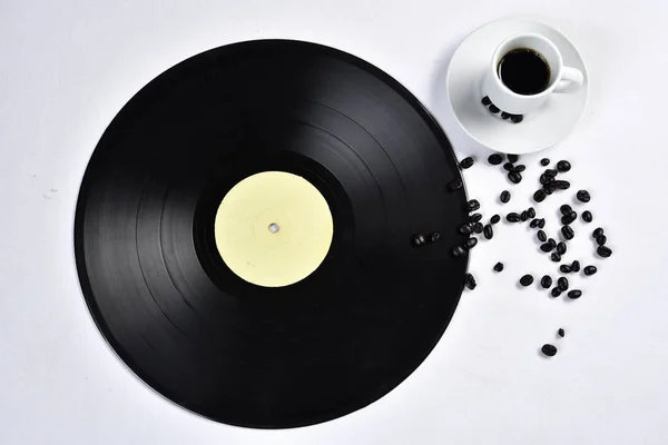 Gammal vinylskiva med kaffe — Stockfoto