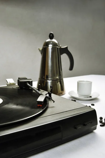 Gammal vinylskiva med kaffe — Stockfoto