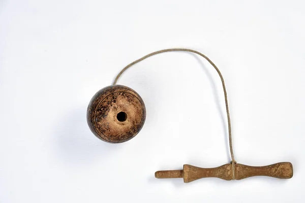 Bilboqu, brinquedo, velho, brasileiras, bola de madeira amarrada por uma corda no wh — Fotografia de Stock