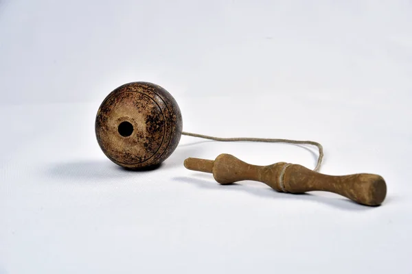 Bilboqu � �, Spielzeug, alt, brasilianisch, hölzerne Kugel, die durch ein Seil auf wh gebunden ist — Stockfoto