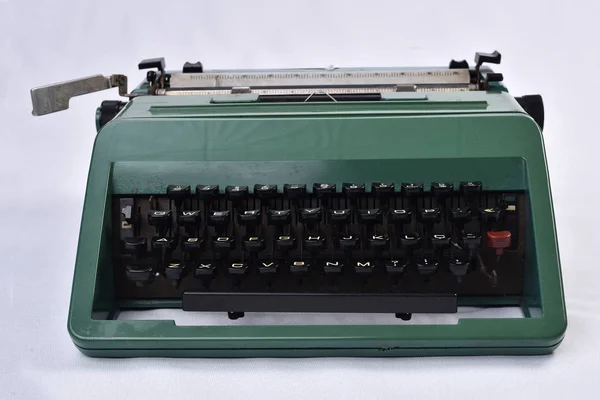 Alte Retro-Schreibmaschine auf weißem Hintergrund — Stockfoto