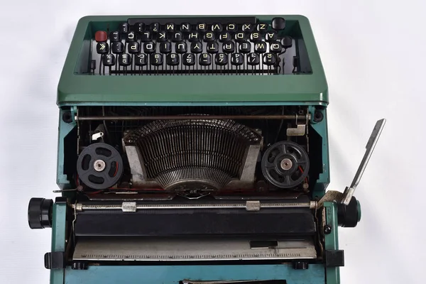 Vintage retro gammal skrivmaskin på vit bakgrund — Stockfoto