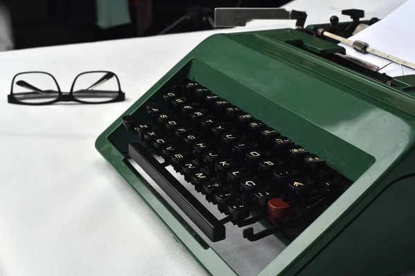 Retro antik skrivmaskin med papper och glasögon bredvid på vit — Stockfoto