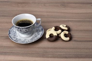 arka plan ile masada çerez ile kahve fincan