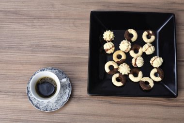 arka plan ile masada çerez ile kahve fincan