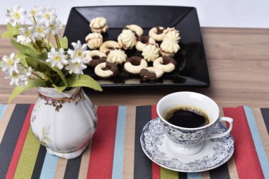 arka plan ile masada çerez ile kahve fincan