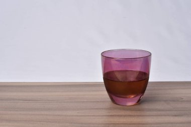 Beyaz arka planda masada renkli içecekler cam bardak