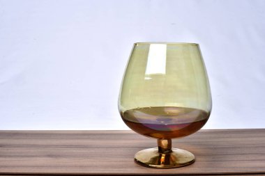 Beyaz arka planda masada renkli içecekler cam bardak