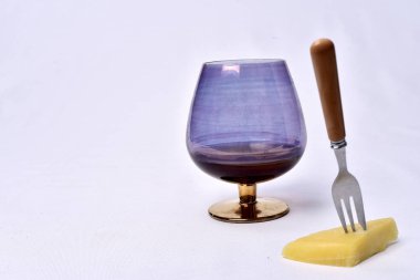 beyaz backg üzerinde masada peynir ile alkollü içecek bardak