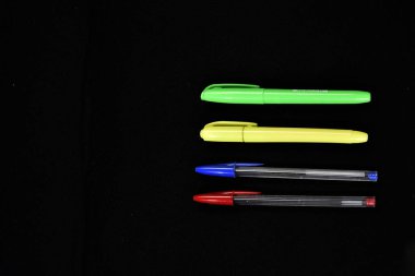 siyah arka plan üzerinde renkli tükenmez kalemler