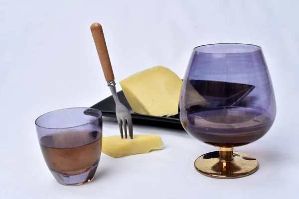 Glas alcoholische drank met kaas op de tafel op witte Rugg — Stockfoto