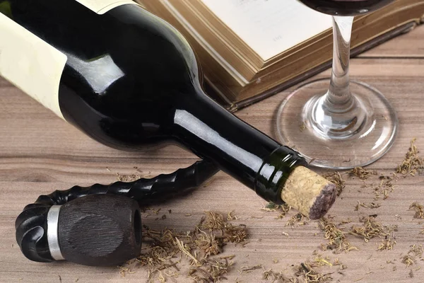 Pfeife, Rotwein, altes Buch auf dem Tisch — Stockfoto