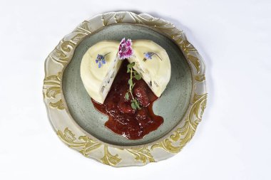   rmozzarella peyniri saman ile ikiye kesilmiş fındık ile doldurulmuş