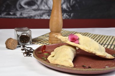 Et ve peynirle doldurulmuş fırında Brezilya hamur işleri