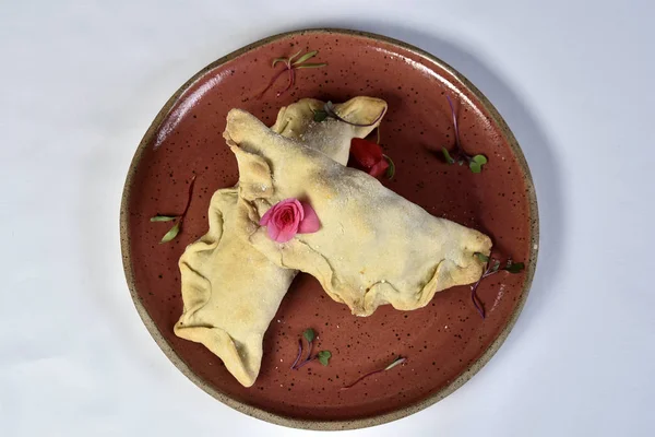 Et ve peynirle doldurulmuş fırında Brezilya hamur işleri