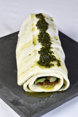 Fesleğen pesto mozzarella roulade.