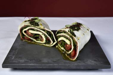 Fesleğen pesto mozzarella roulade.