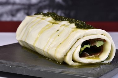 Fesleğen pesto mozzarella roulade.