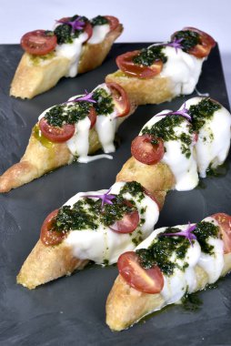 Peynirli ve domatesli bruschetta ekmeği.