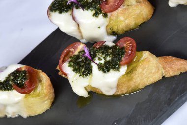 Peynirli ve domatesli bruschetta ekmeği.