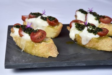 Peynirli ve domatesli bruschetta ekmeği.