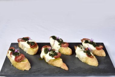 Peynirli ve domatesli bruschetta ekmeği.