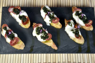 Peynirli ve domatesli bruschetta ekmeği.
