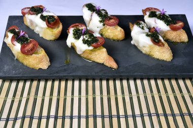 Peynirli ve domatesli bruschetta ekmeği.