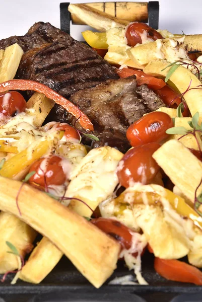 Club Carne de res con salsa de pimienta y verduras a la parrilla en el corte —  Fotos de Stock