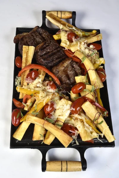 Club Carne de res con salsa de pimienta y verduras a la parrilla en el corte —  Fotos de Stock